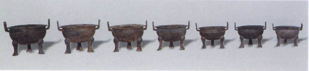 图片：河南三门峡虢国墓地2001号墓出土七件青铜列鼎