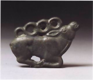 图片：牛形铜饰